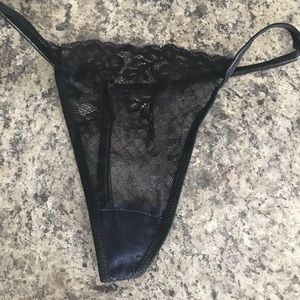 NWOT black lace thong g string t back medium